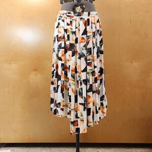 En Thread pleated asymmetrical skirt